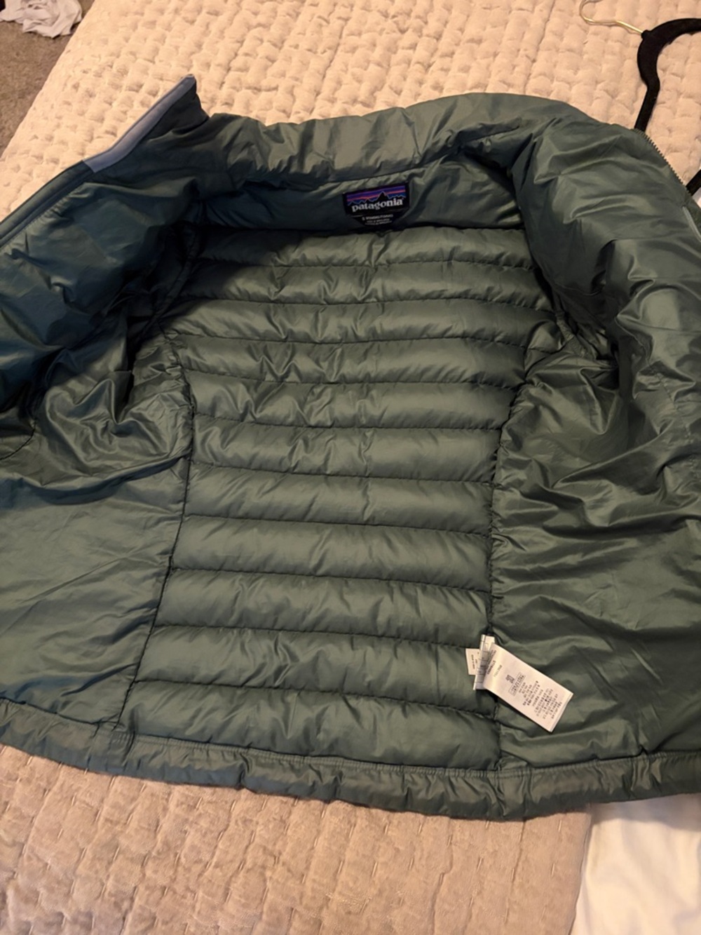 Patagonia Women's Puffer Jacket in Sage Green - Picture 4 of 13